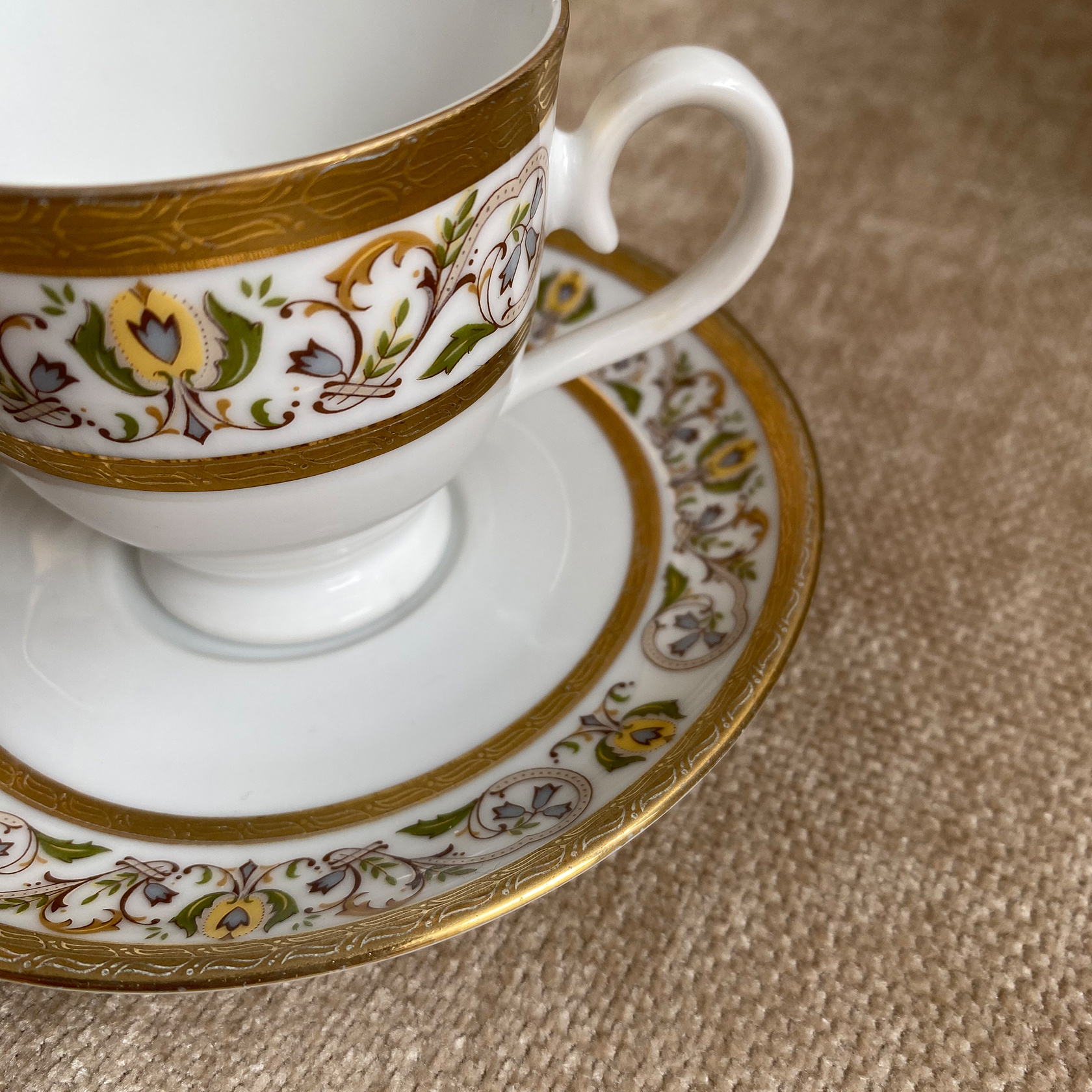 Tasse & Sous-tasse - motif fleurs/dorure