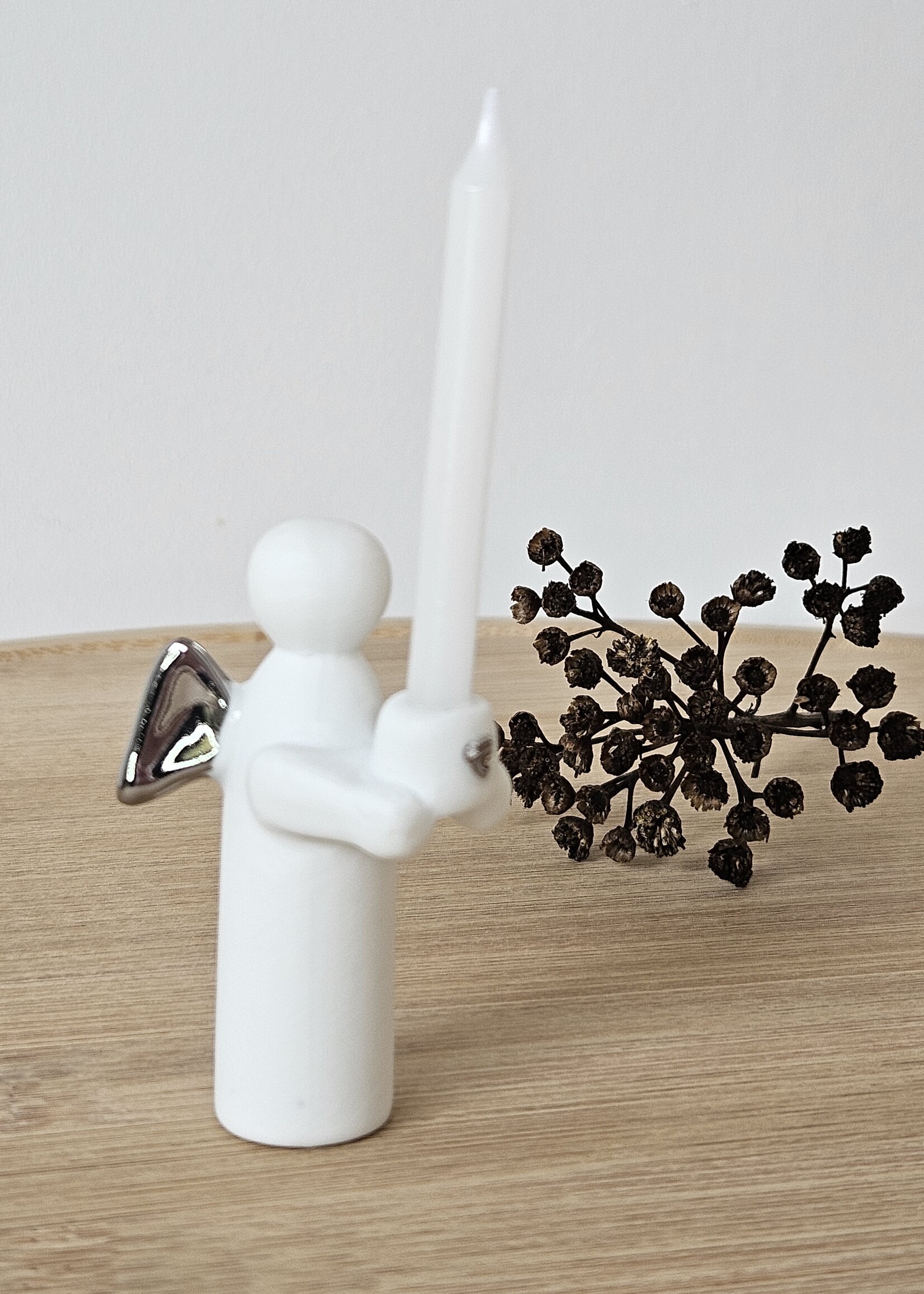 Minikandelaar beschermengel met zilverkleurige details (wit porselein)