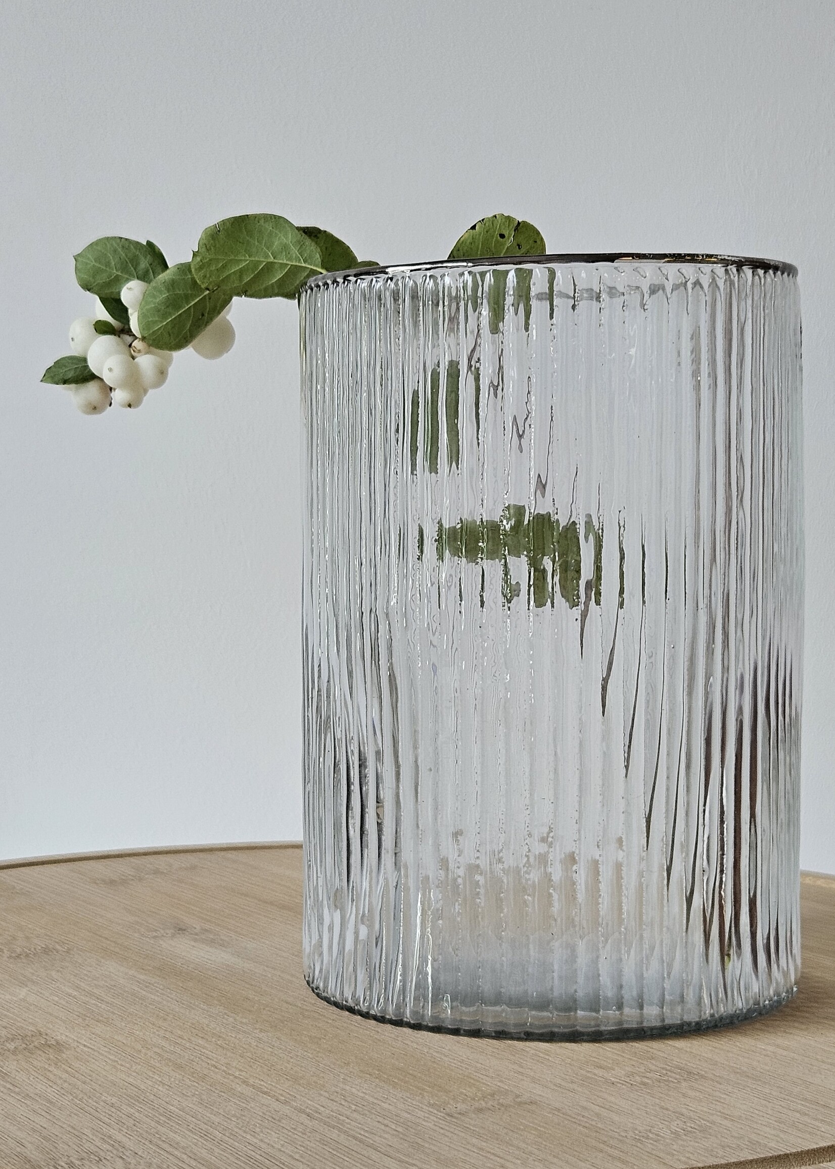 Glazen vaas met strepen, zilverkleurig detail