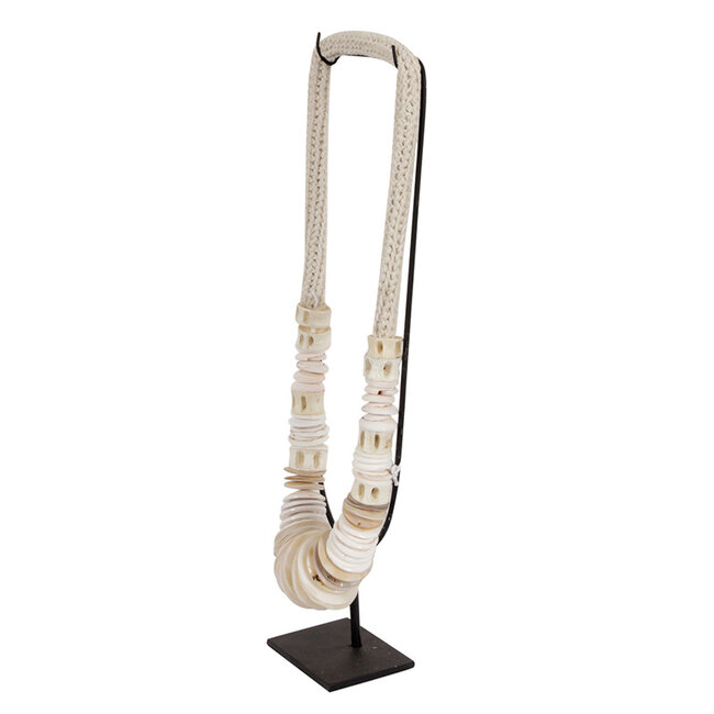 Schelpenketting op voet 14x7x45 cm