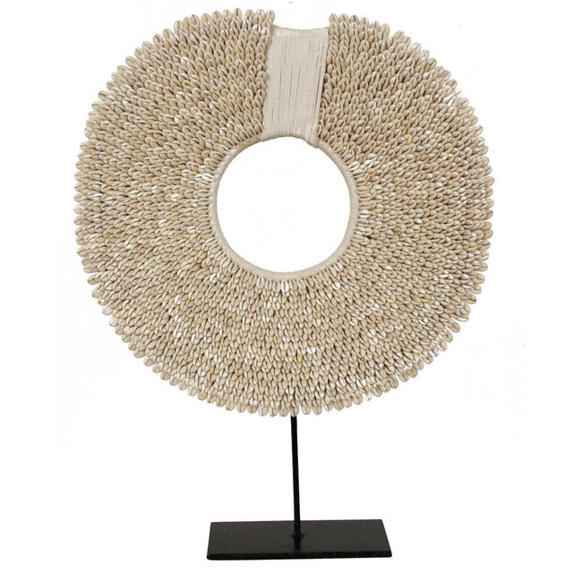 Schelpenketting op voet