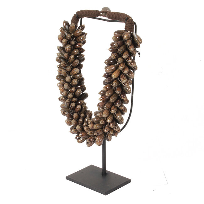 Schelpenketting op voet  20x7x32 cm
