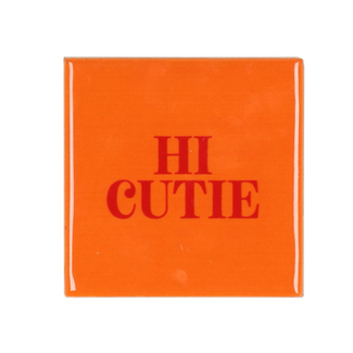 Daan Kromhout Tegeltje 'Hi cutie' – Oranje & Rood 10x10x1cm Daan Kromhout Tegeltje 'Hi cutie' – Oranje & Rood 10x10x1cm