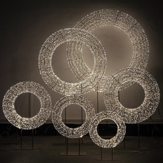 PTMD Lexis Champagne LED Krans op Voet XL – Luxe Lichtdecoratie – H140 cm