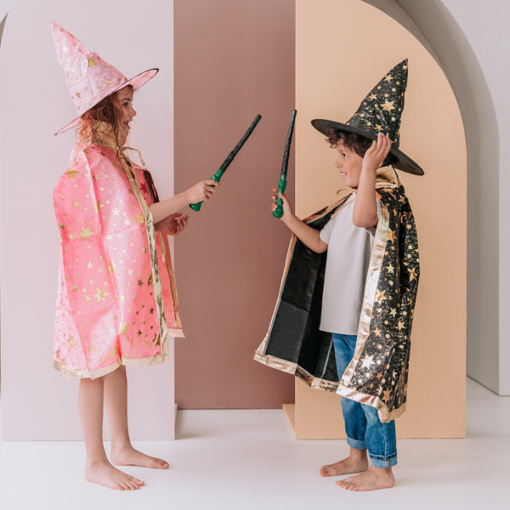 Jobber Toys - Tovenaar cape + hoed - Kleur zwart – Tovenaar kostuum kinderen – Unisex – 3 tot 8 jaar – Tovenaar – Fantasy – Heks - Harry Potter