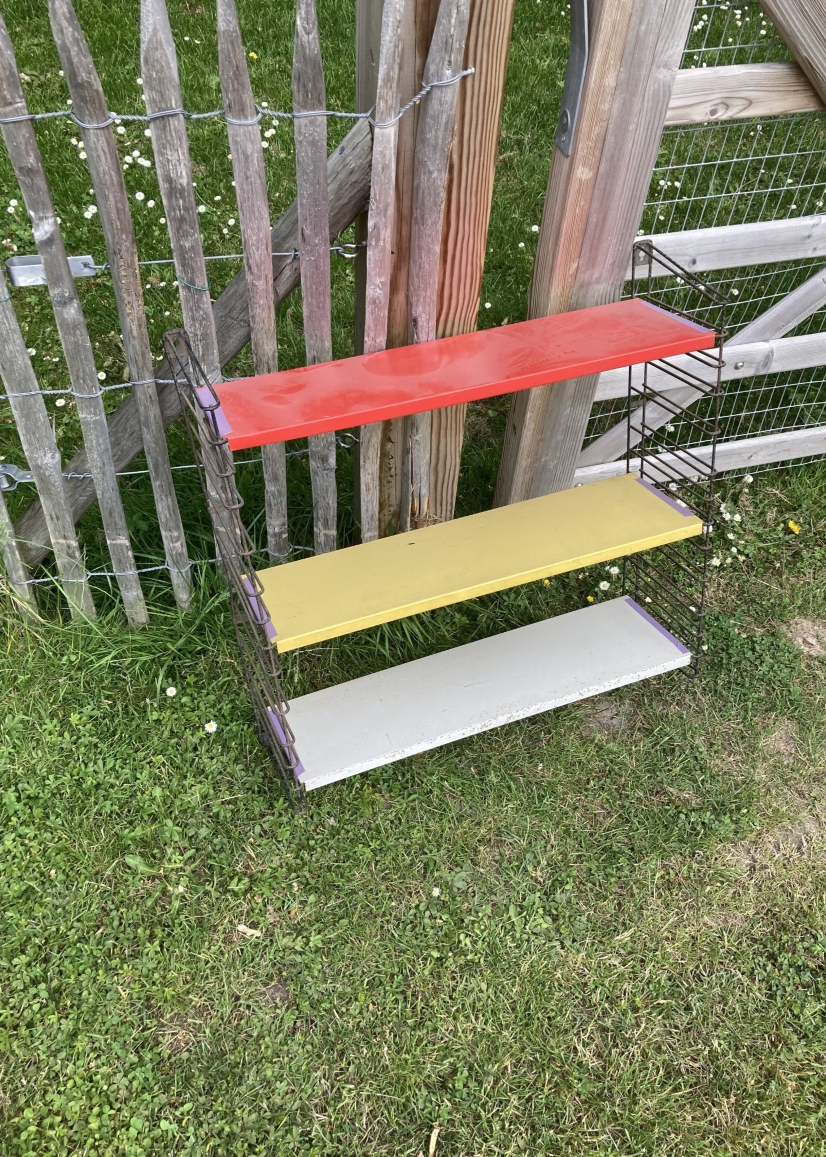 Tomado shelve red, yellow and grey