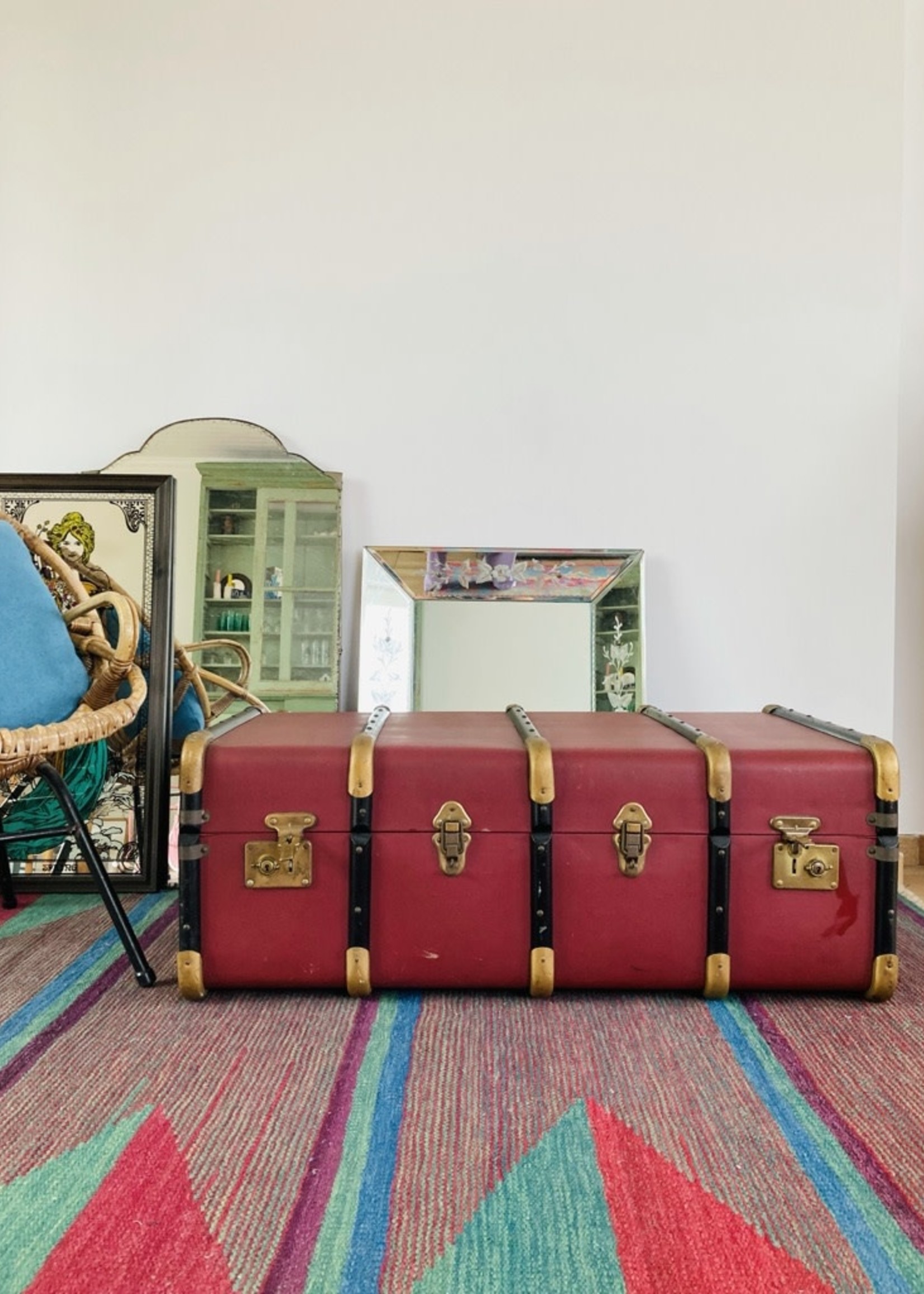 Burgundy antique suitcase from the family Wolda