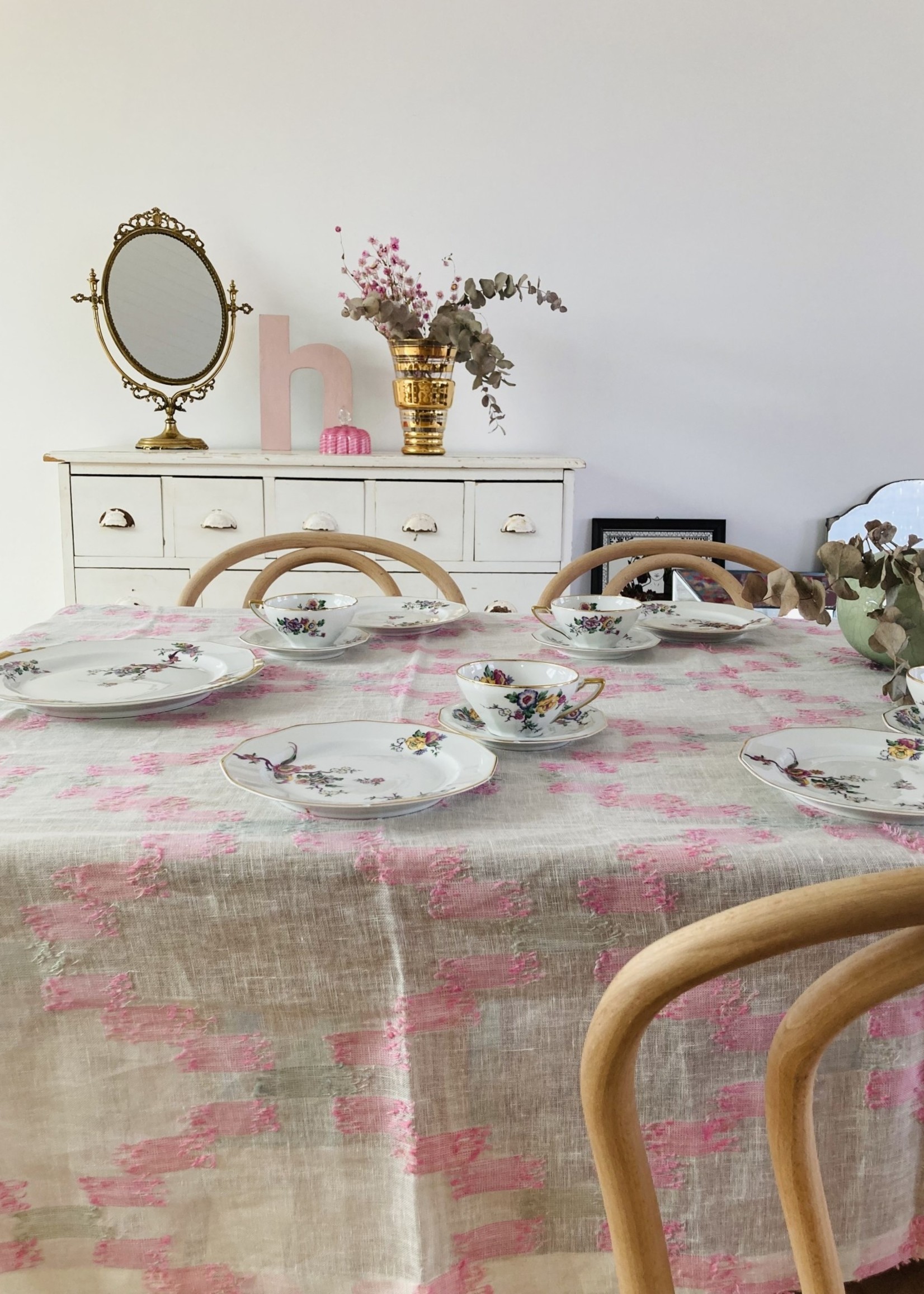 Tablecloth in white linnen with pink and grey embroidery