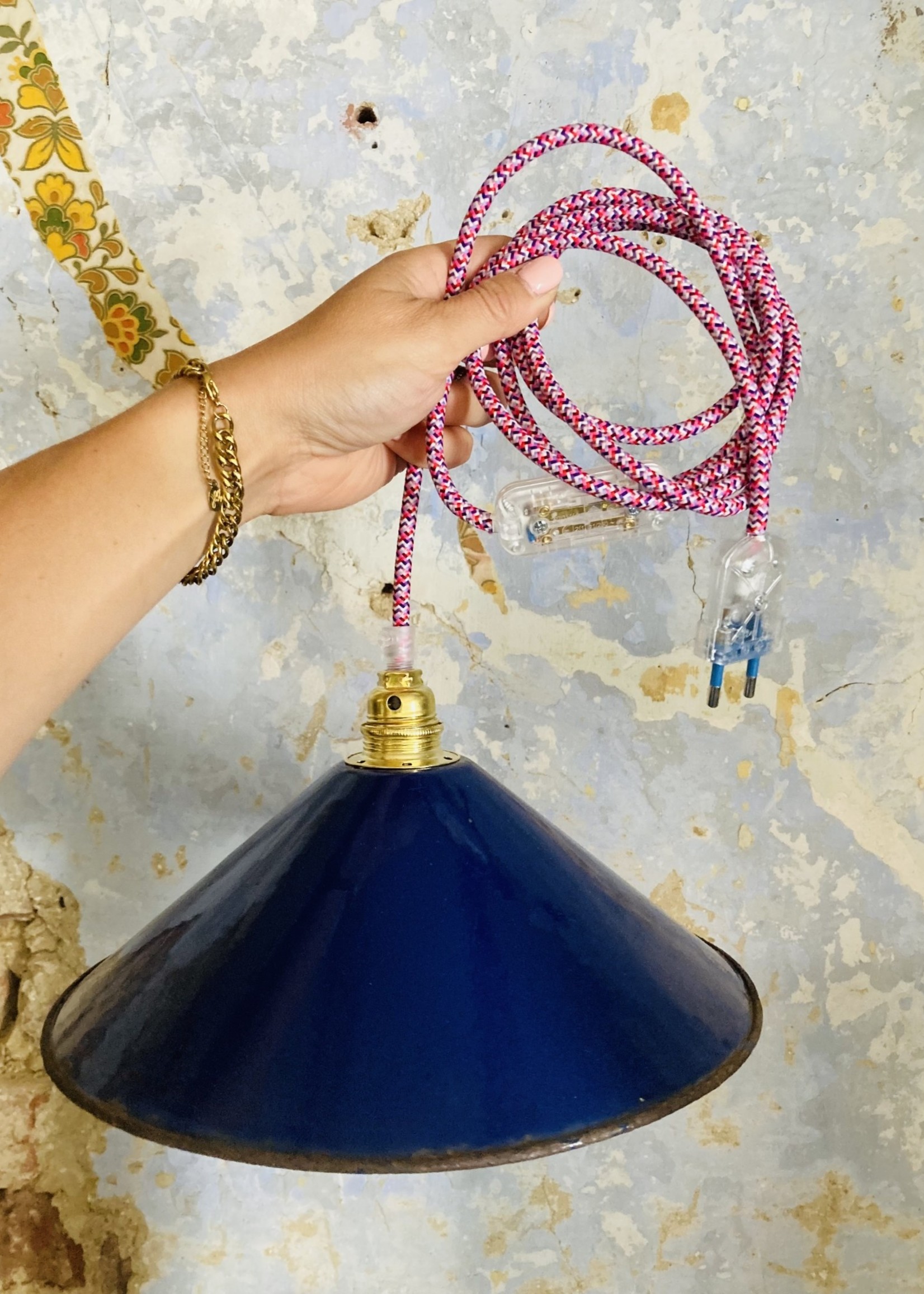 Baladeuse lamp structure with pink and blue cable, transparent plug and switch and golden socket E14
