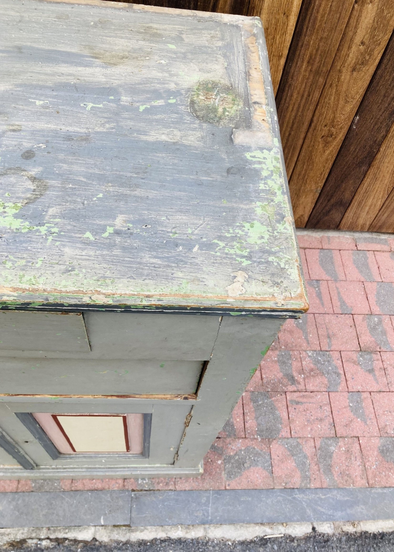 Green and pink patinated Cabinet in two parts
