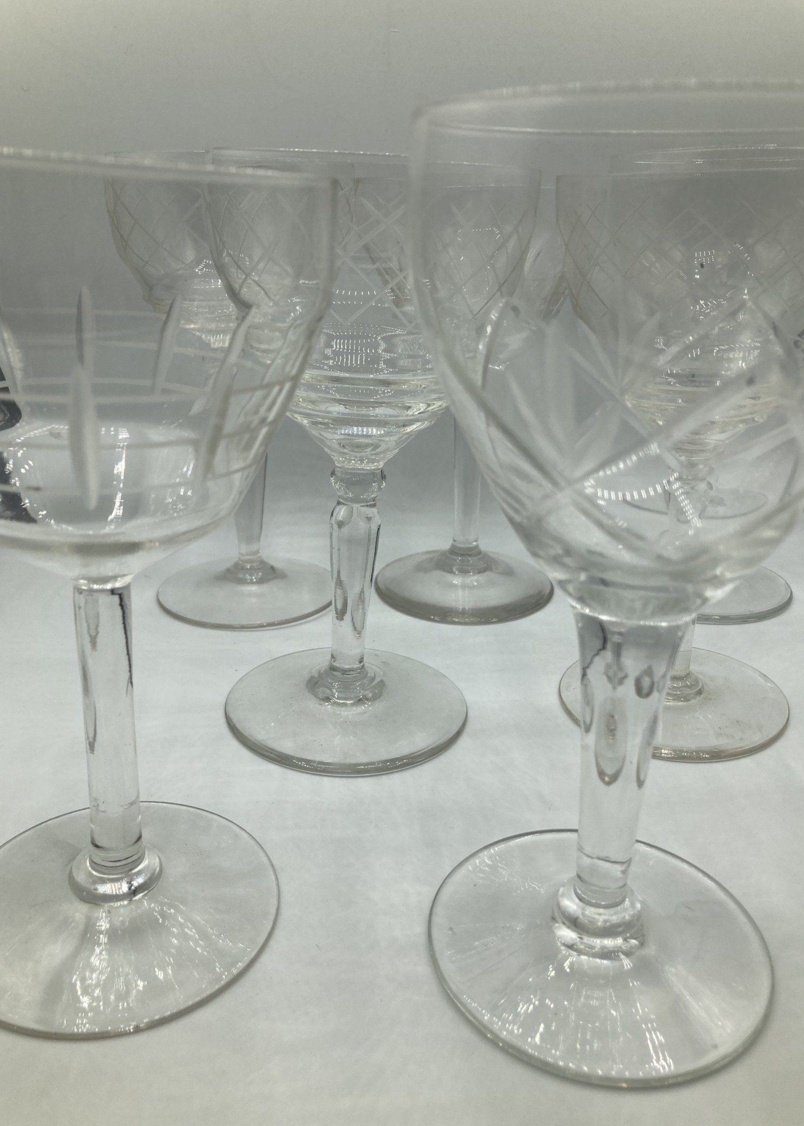 Lot of 10 crystal carved wineglasses in various decors