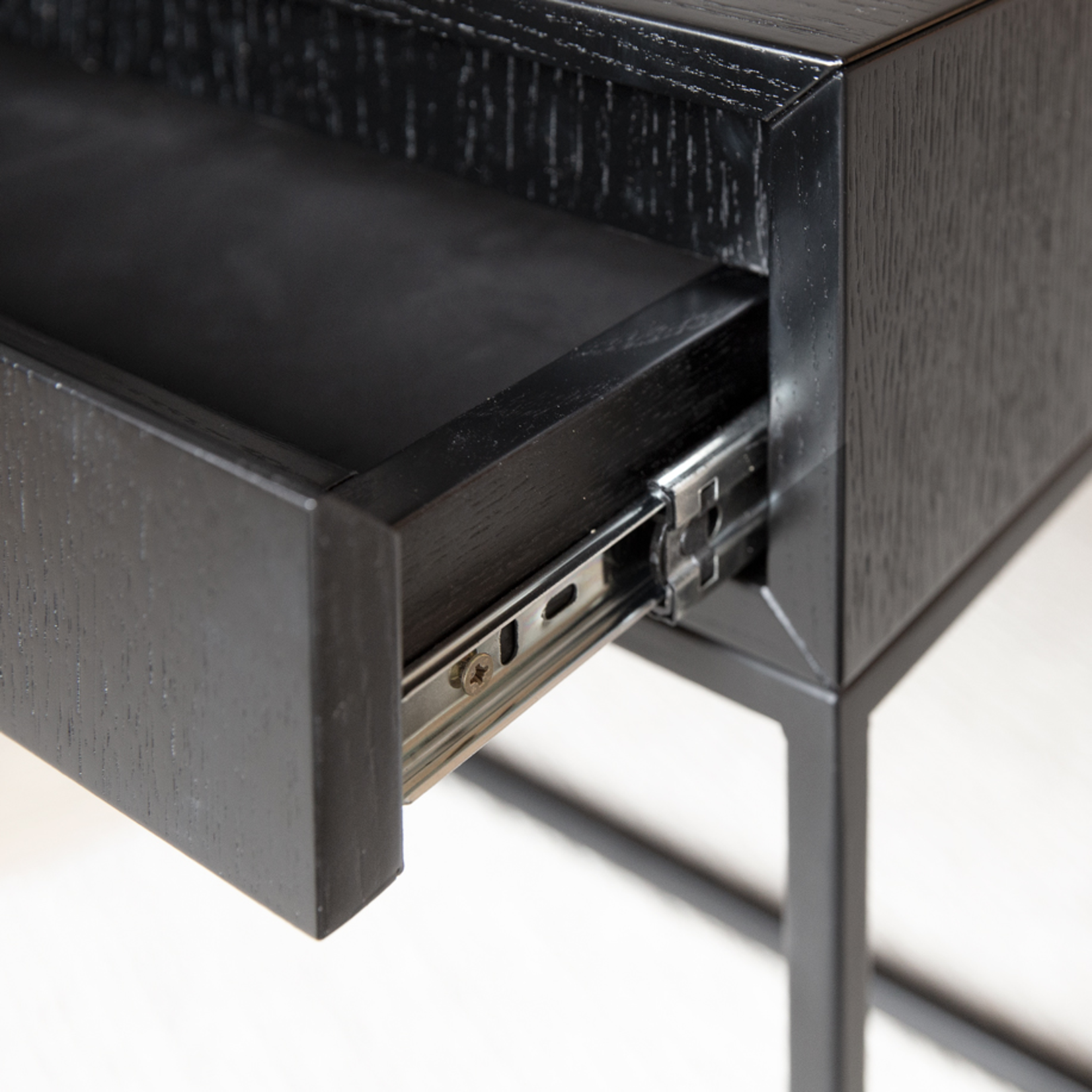 Dublin Nachttisch B55xT40xH46cm Metall schwarz & Eiche furniert schwarz