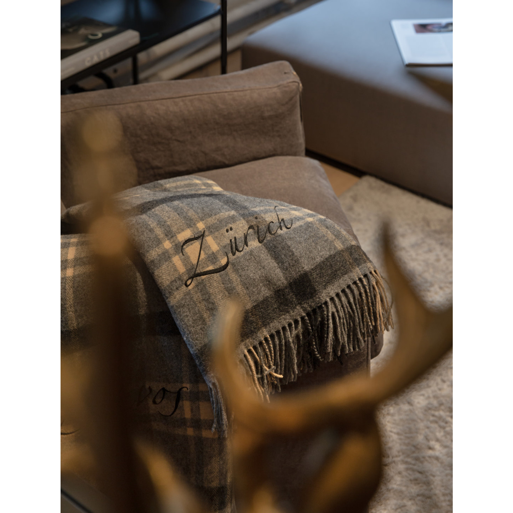Lammwolldecke Zürich mit Fransen 130x180cm, schwarz/beige karriert