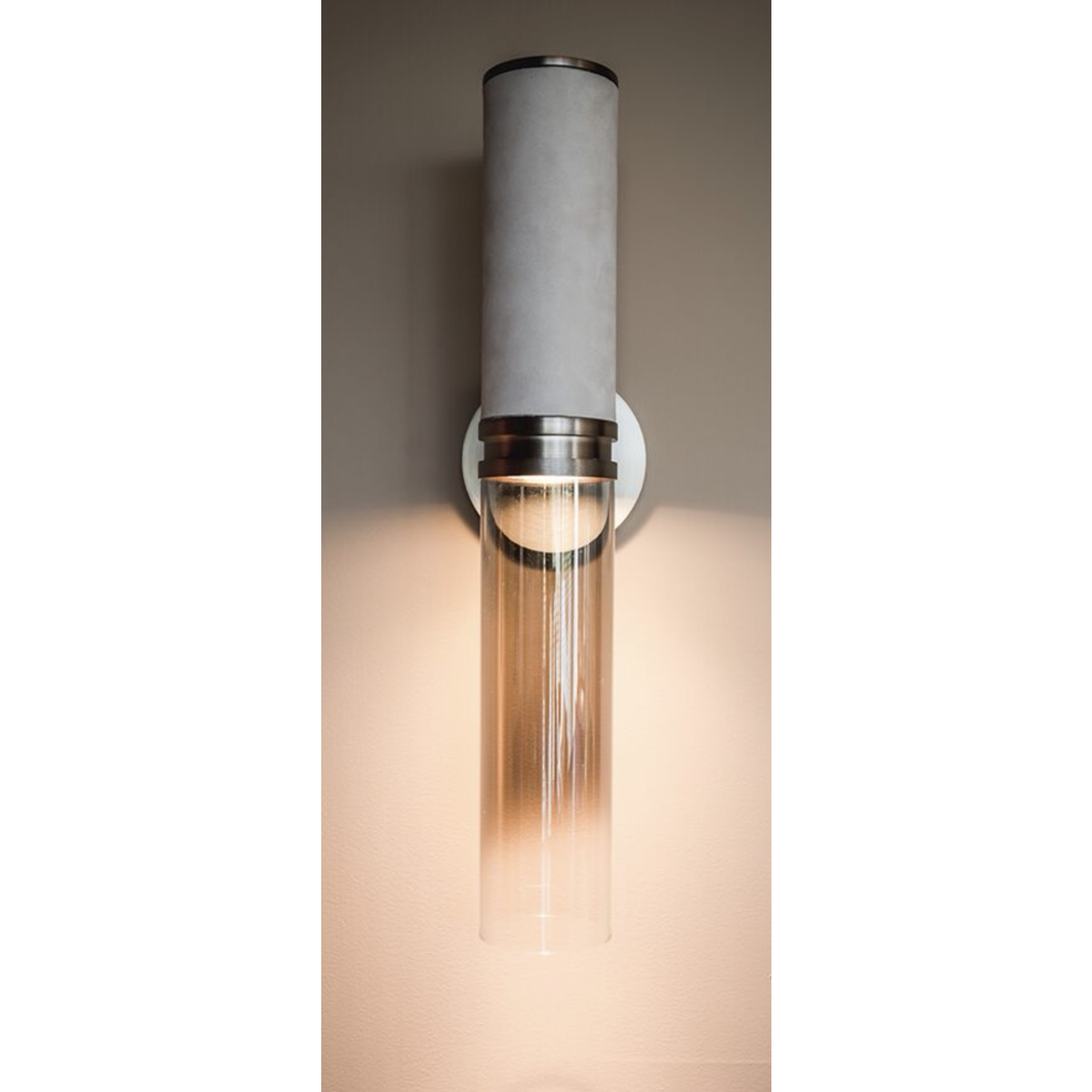 Iten Wandlampe Bronze D8x12xH50.7cm aus Bronze, Leder und smoked Glas, inkl. Leuchtmittel