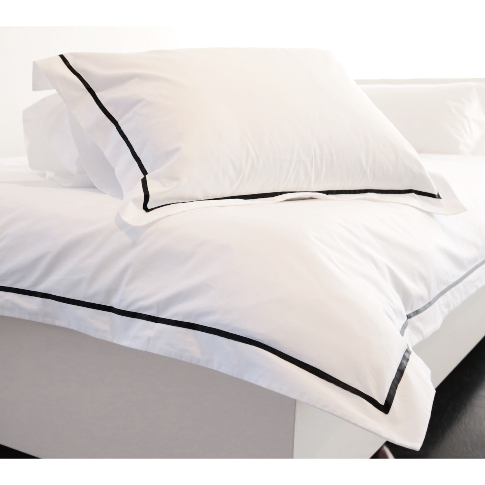 Berwick Baumwollkissenbezug 65x65cm weiss mit schwarzem Saum