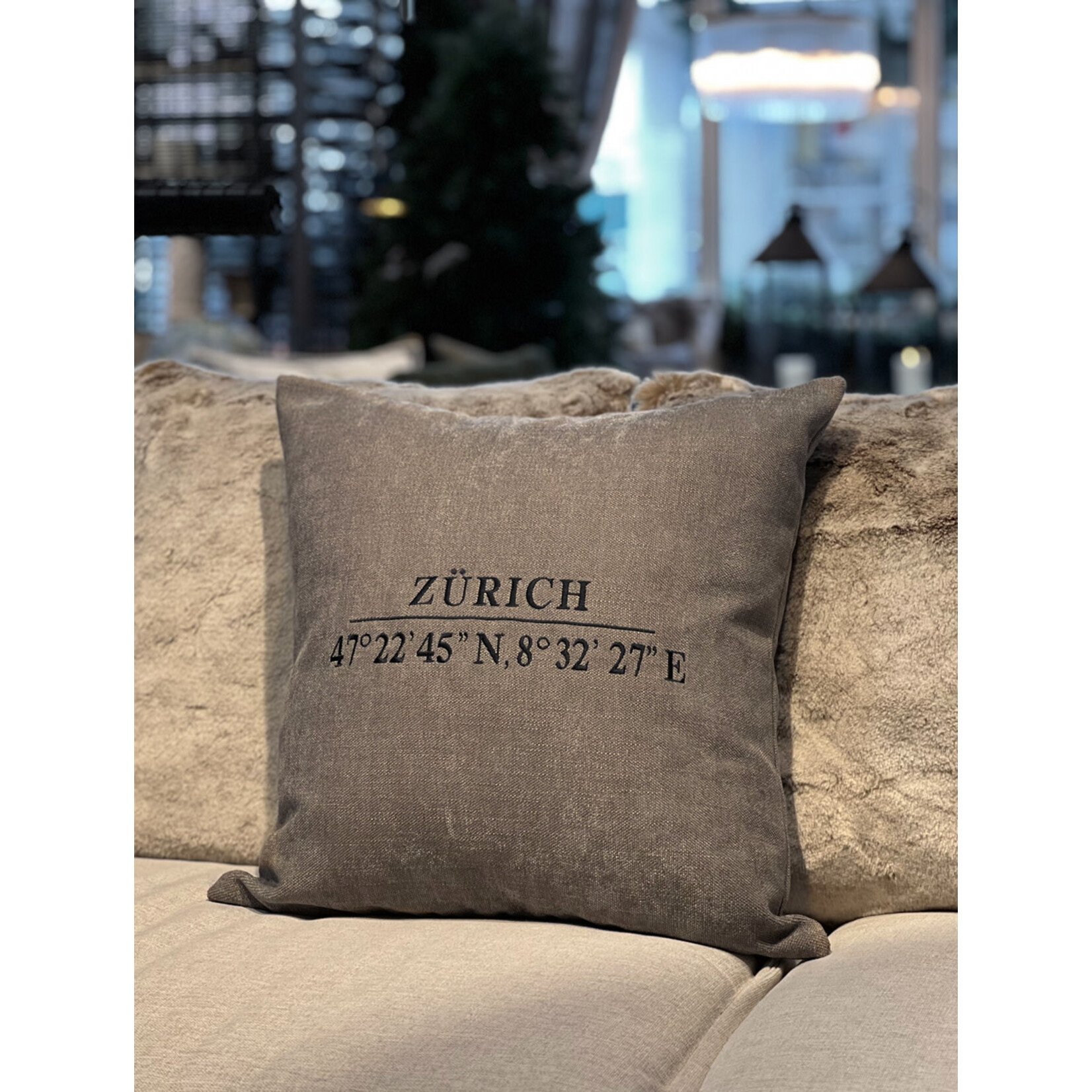 Area Kissen Zürich, Stoff: andrea taupe, ohne Keder, 55x55cm