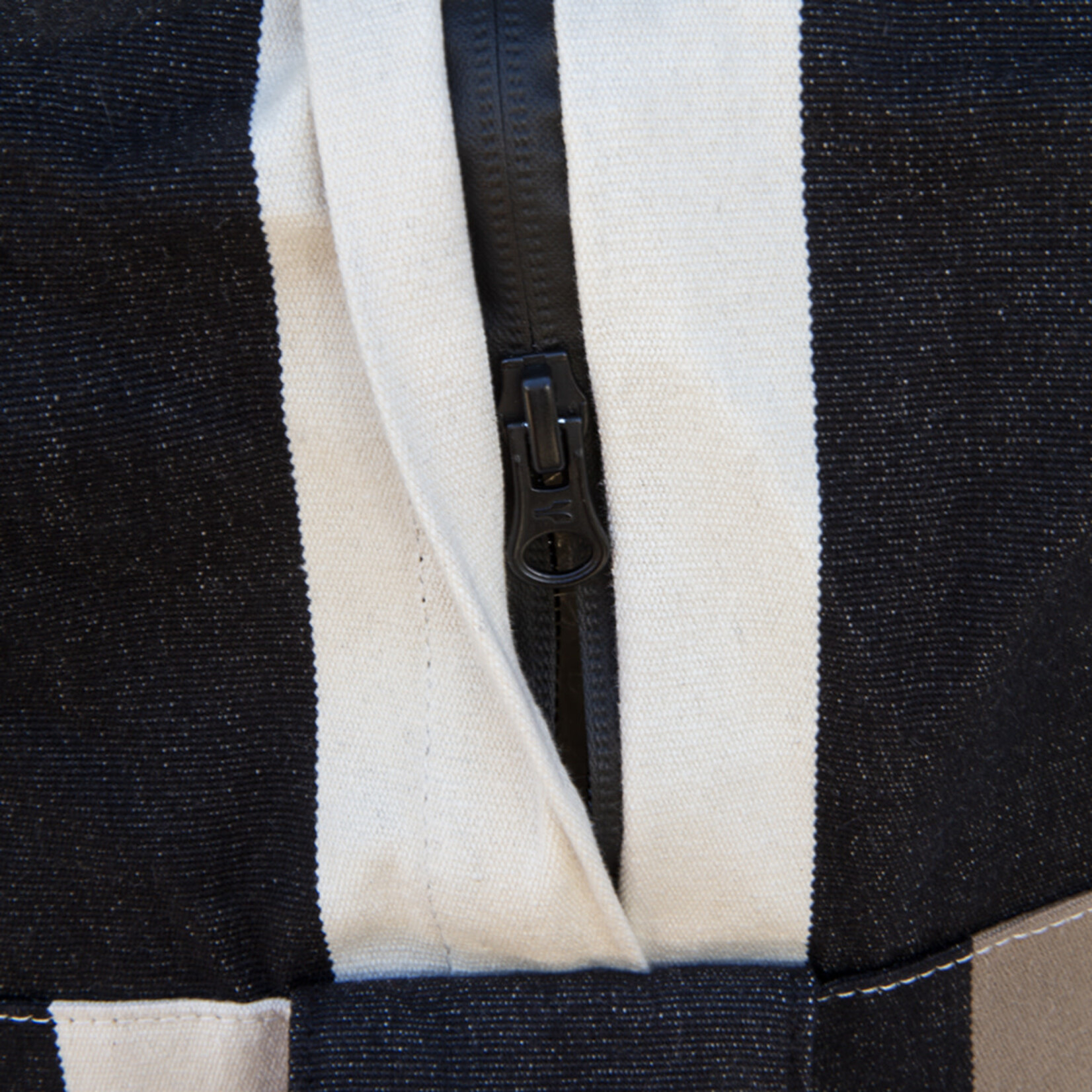Strandtasche taupe schwarz gestreift mit Wasserdichtem Reissverschluss
