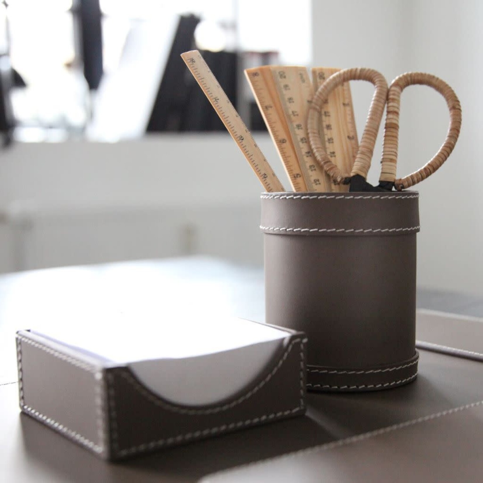 Stiftbecher Leder: braun, Naht: weiss D9x10cm