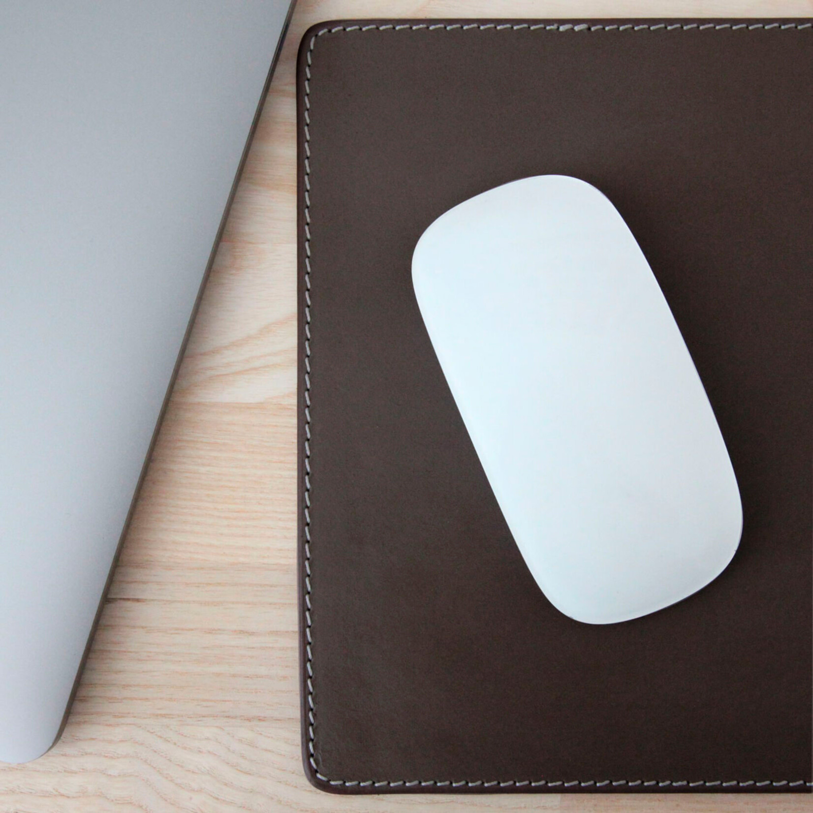 Mousepad Leder: braun, Naht: weiss 21x21cm