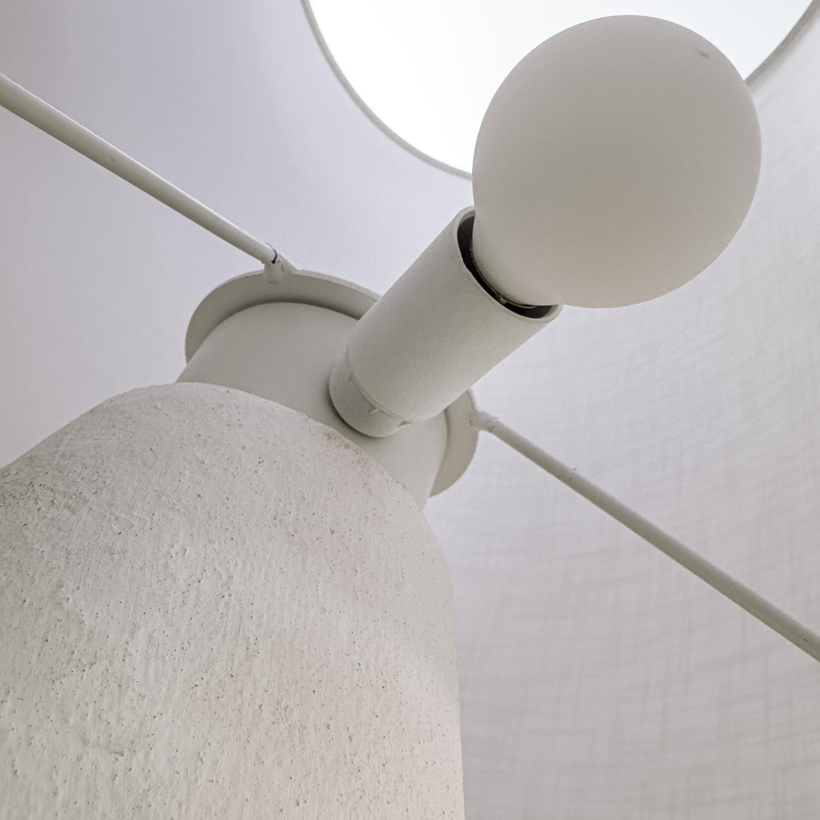 Stehlampe Pappmaché weiss, 35x35xH117cm