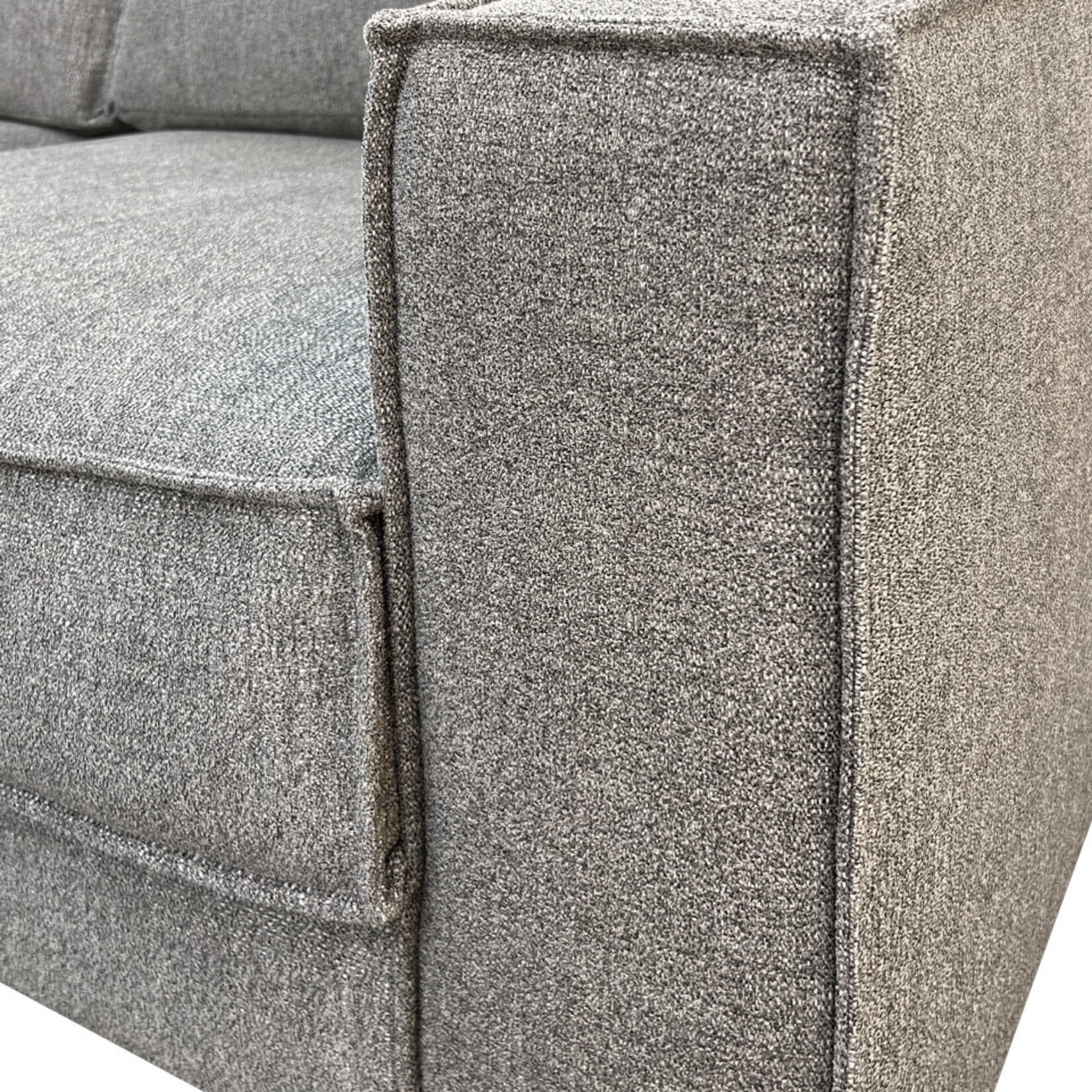 Jones Sofa 228x110x88cm, Stoff: Amaral 790 Cat. C (Showroom)