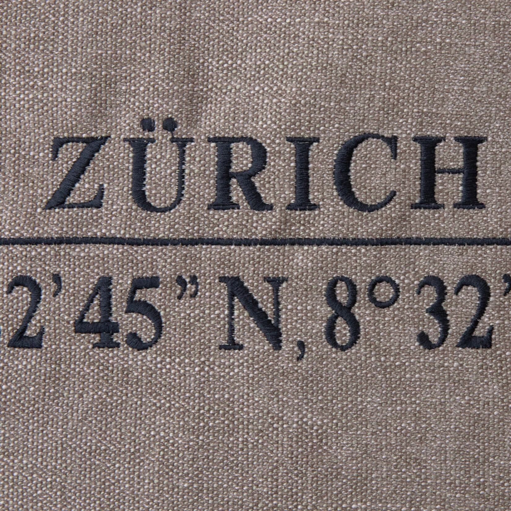 Area Kissen Zürich, Stoff: Andrea taupe, Keder schwarz, 55x55cm