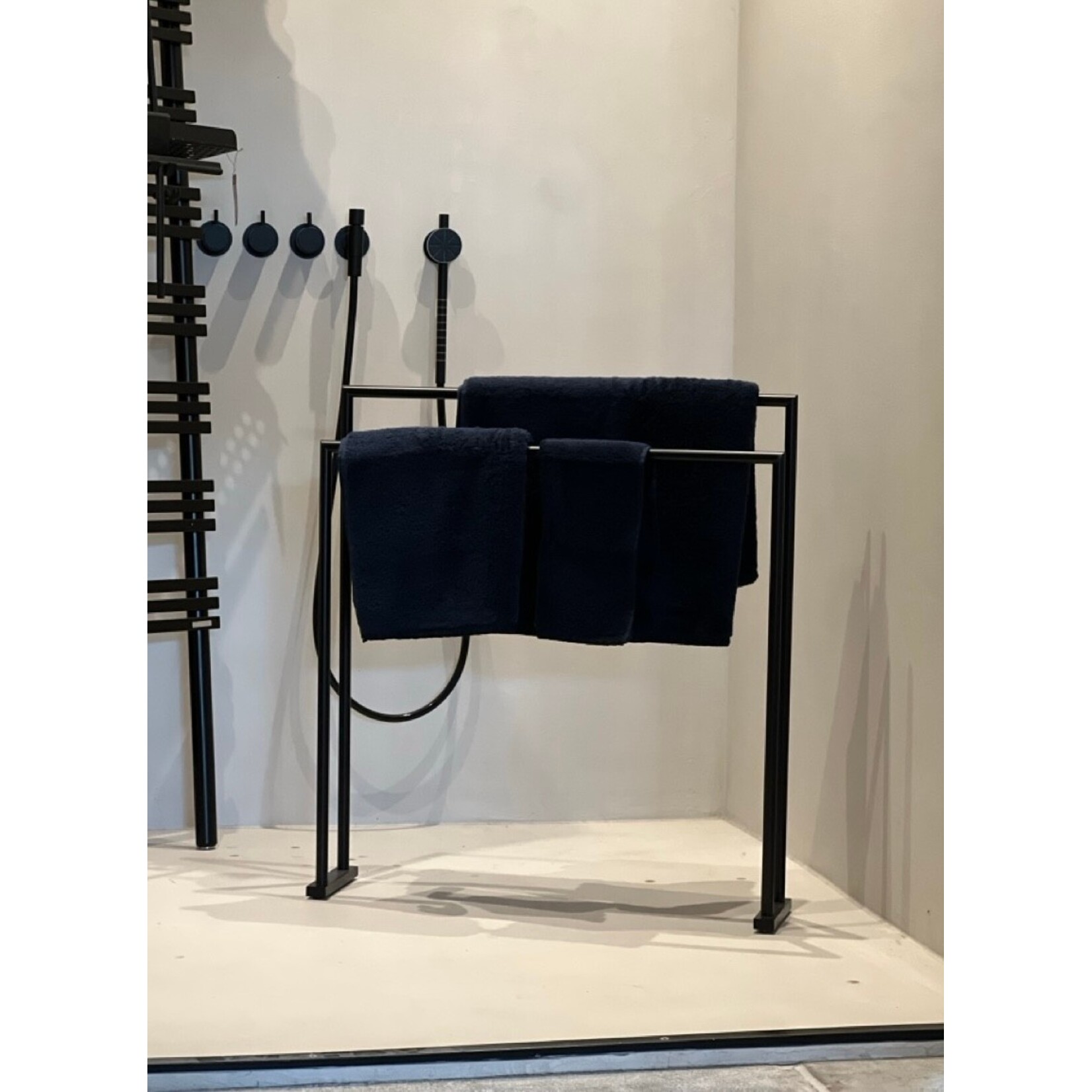 Ilya Handtuch 30x50cm dunkelblau