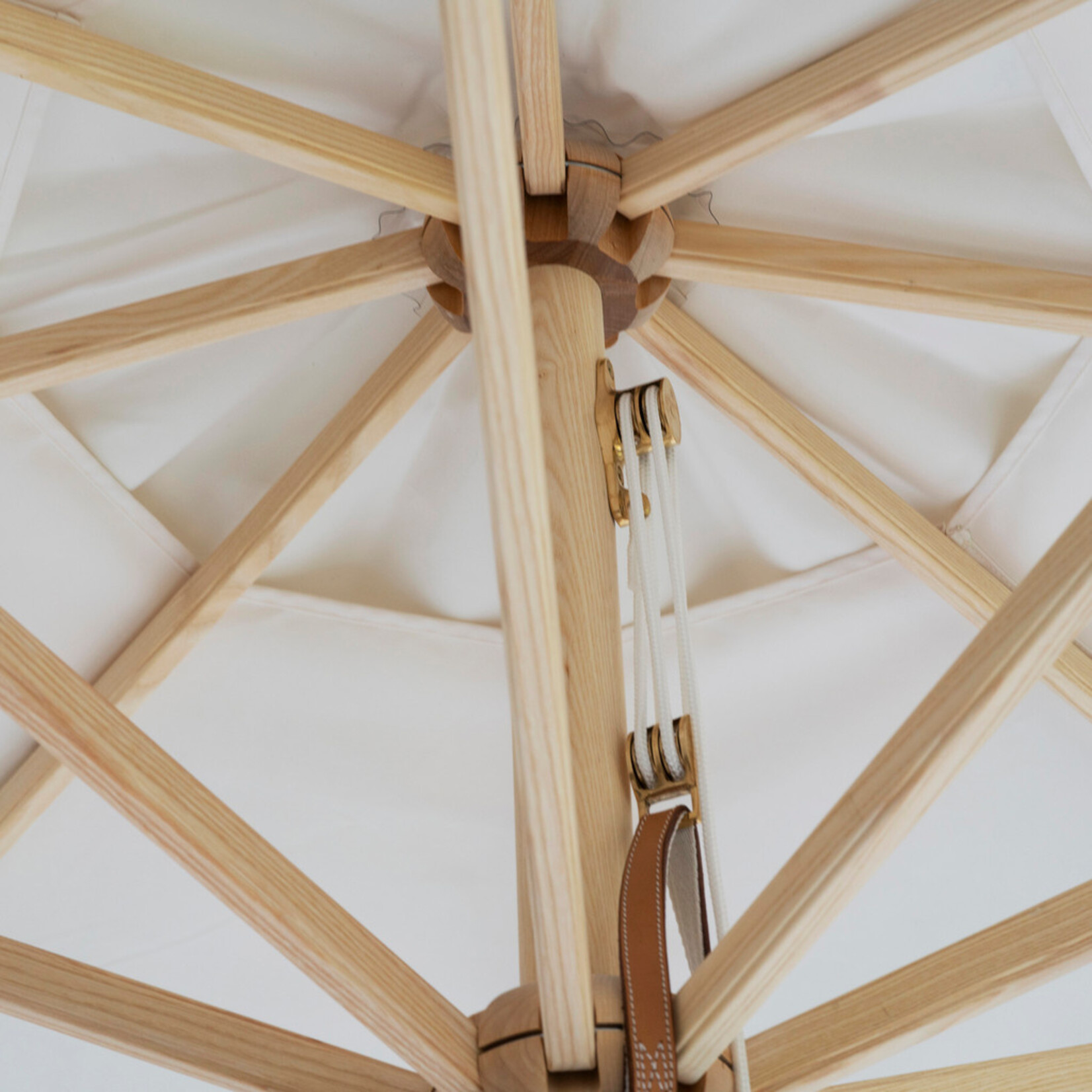 Sonnenschirm Klassiker D250cm, mit Flaschenzug & Knick, schwarz/weiss gestreift