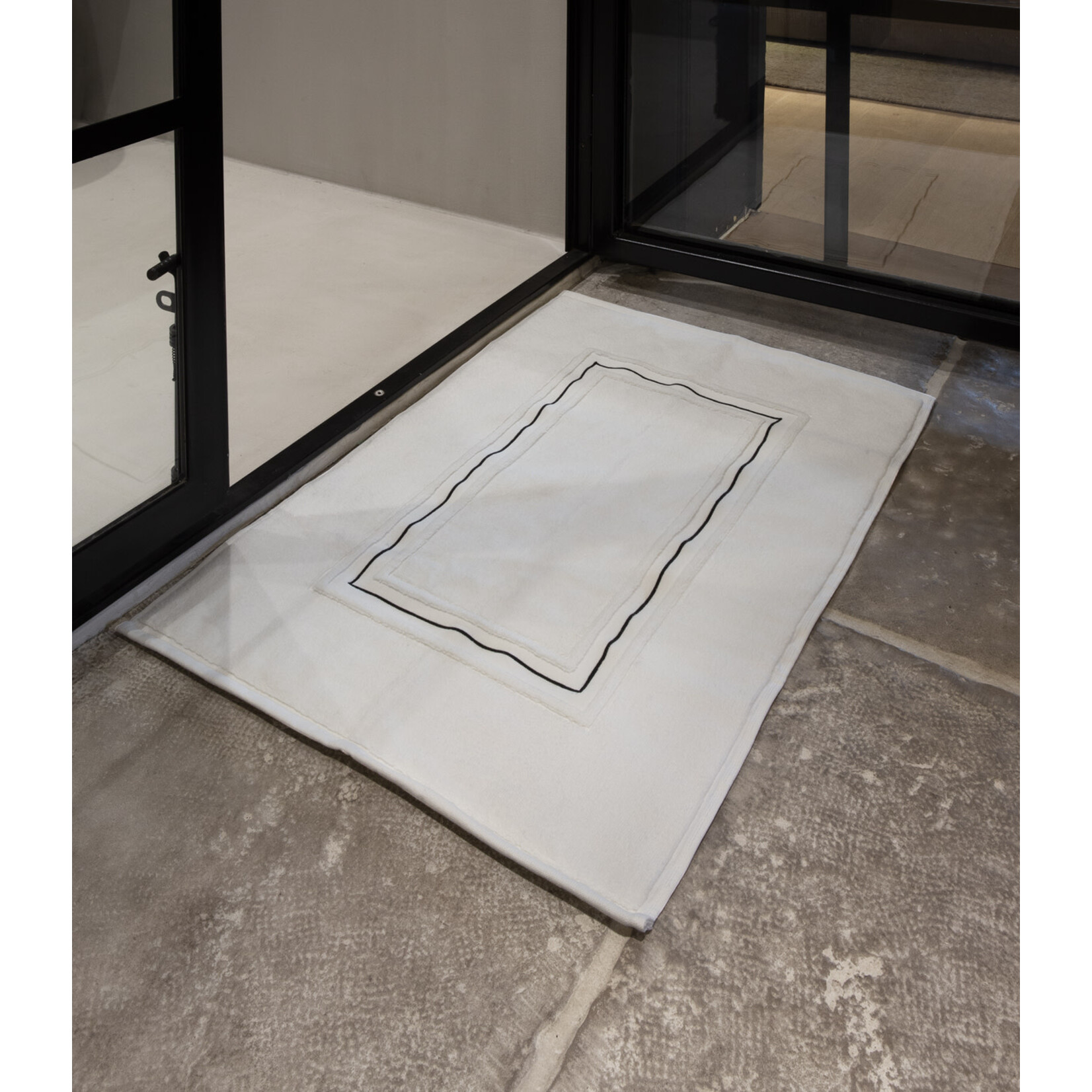 Beaumont Badematte weiss mit Ziernaht schwarz, 50x70cm