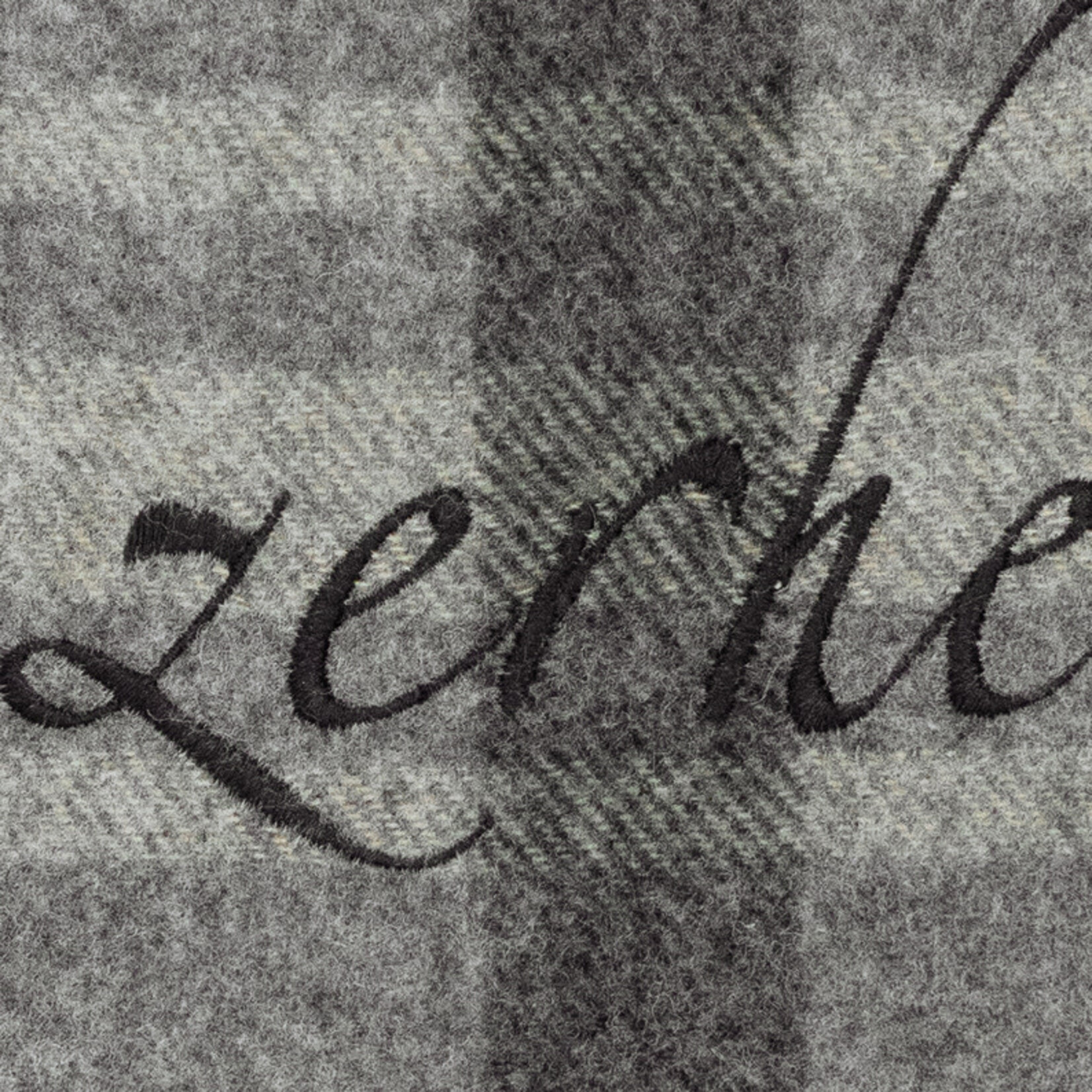 Lammwolldecke Lenzerheide mit Fransen 130x180cm, schwarz/beige karriert