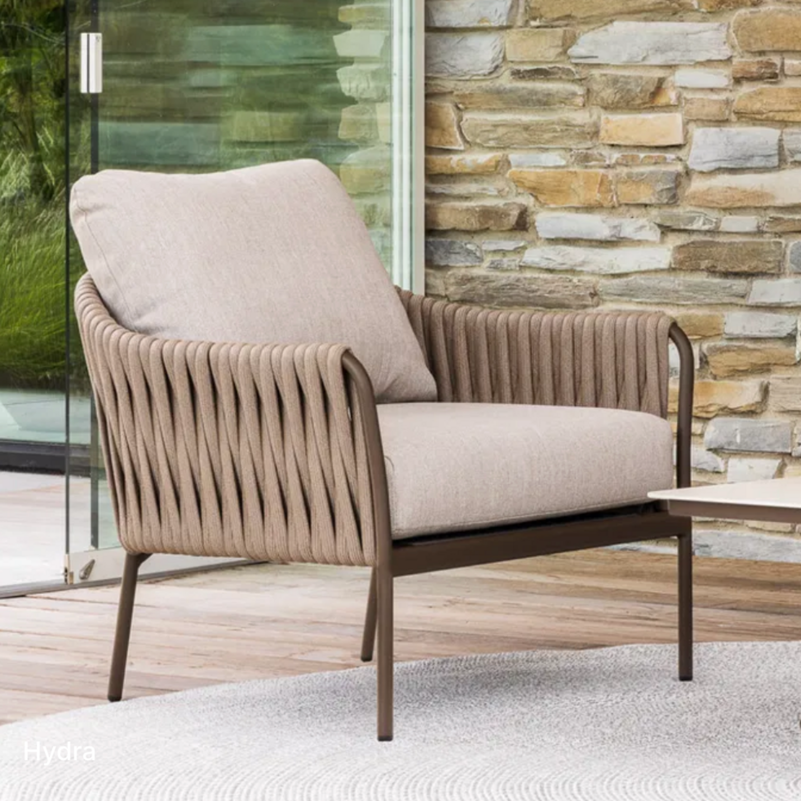 Hyra Lounge Sessel 85x93xH77cm, Alu Bronze, Gurten Toffee, Kissen Flax beige