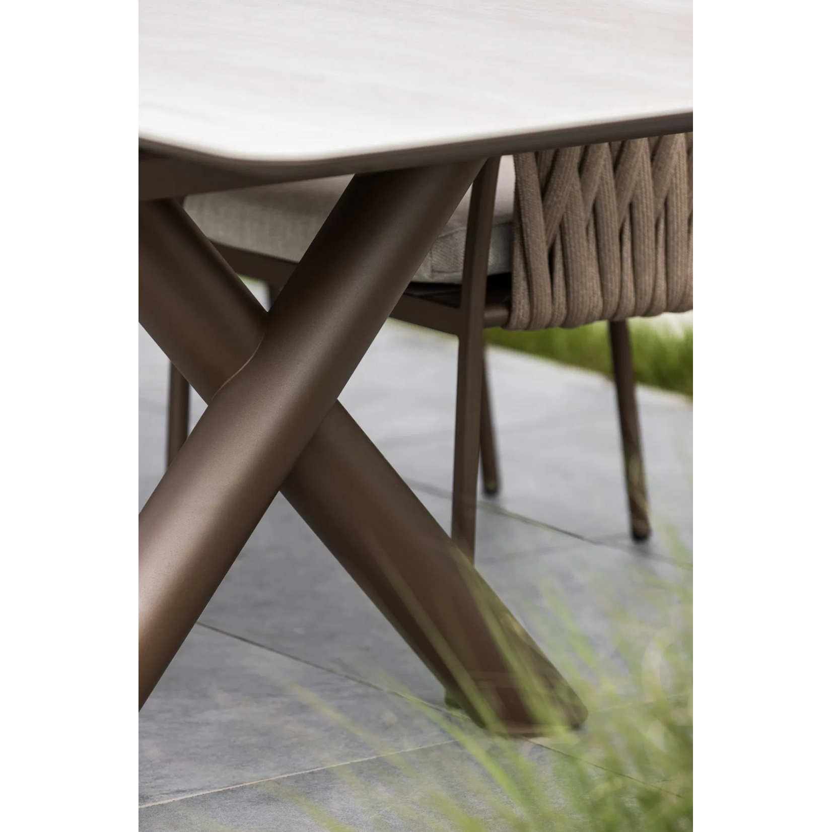 Mara Esstisch ausziehbar 240/300x100cm, Gestell Alu Bronze, Platte Travertin