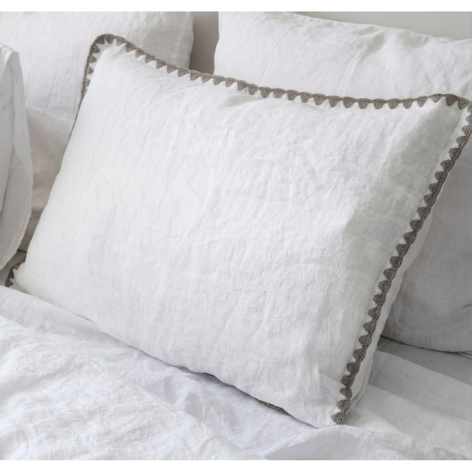 Fairhope Leinenkissenbezug Rückseite Baumwolle mit Stickrand 65x100cm weiss-sand