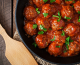 Sappige gehaktballetjes in tomatensaus met bloemkool-knolselderijpuree