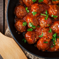 Sappige gehaktballetjes in tomatensaus met bloemkool-knolselderijpuree