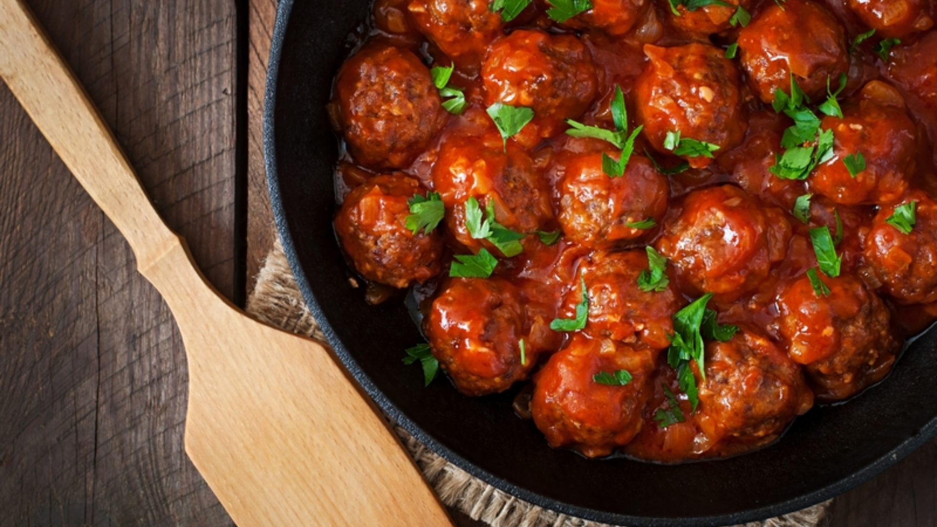 Sappige gehaktballetjes in tomatensaus met bloemkool-knolselderijpuree
