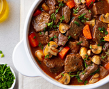 Langzaam gestoofde riblappen met wortel, ui en bottenbouillon