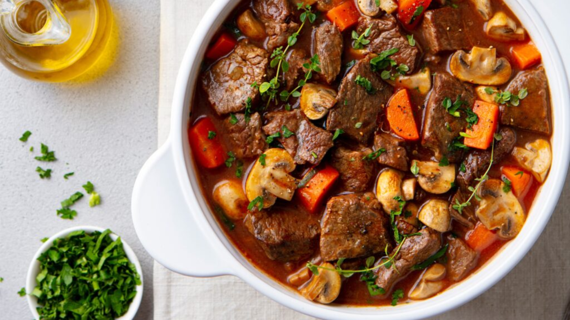 Langzaam gestoofde riblappen met wortel, ui en bottenbouillon