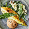 Malse kipdijfilet met citroen-knoflookjus en geroosterde spitskool
