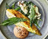 Malse kipdijfilet met citroen-knoflookjus en geroosterde spitskool