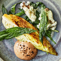 Malse kipdijfilet met citroen-knoflookjus en geroosterde spitskool
