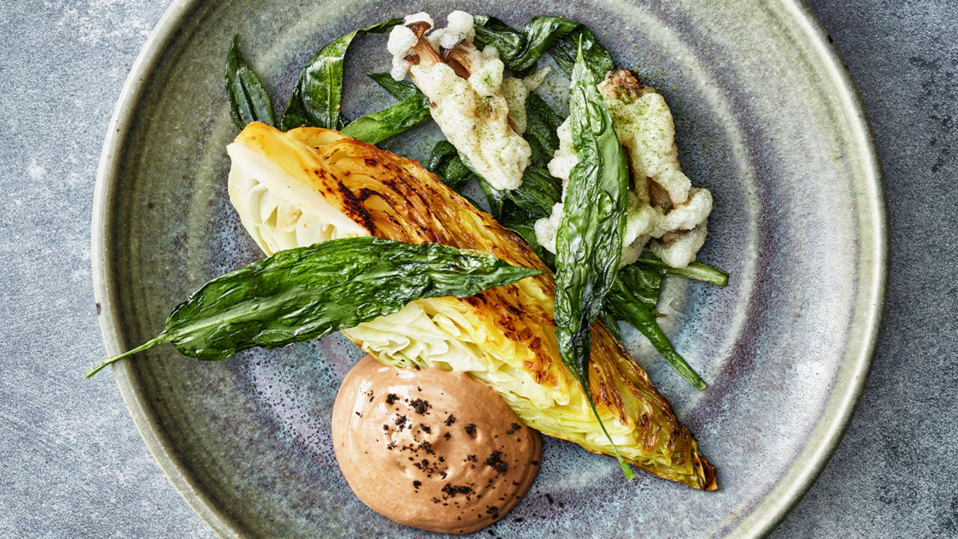 Malse kipdijfilet met citroen-knoflookjus en geroosterde spitskool