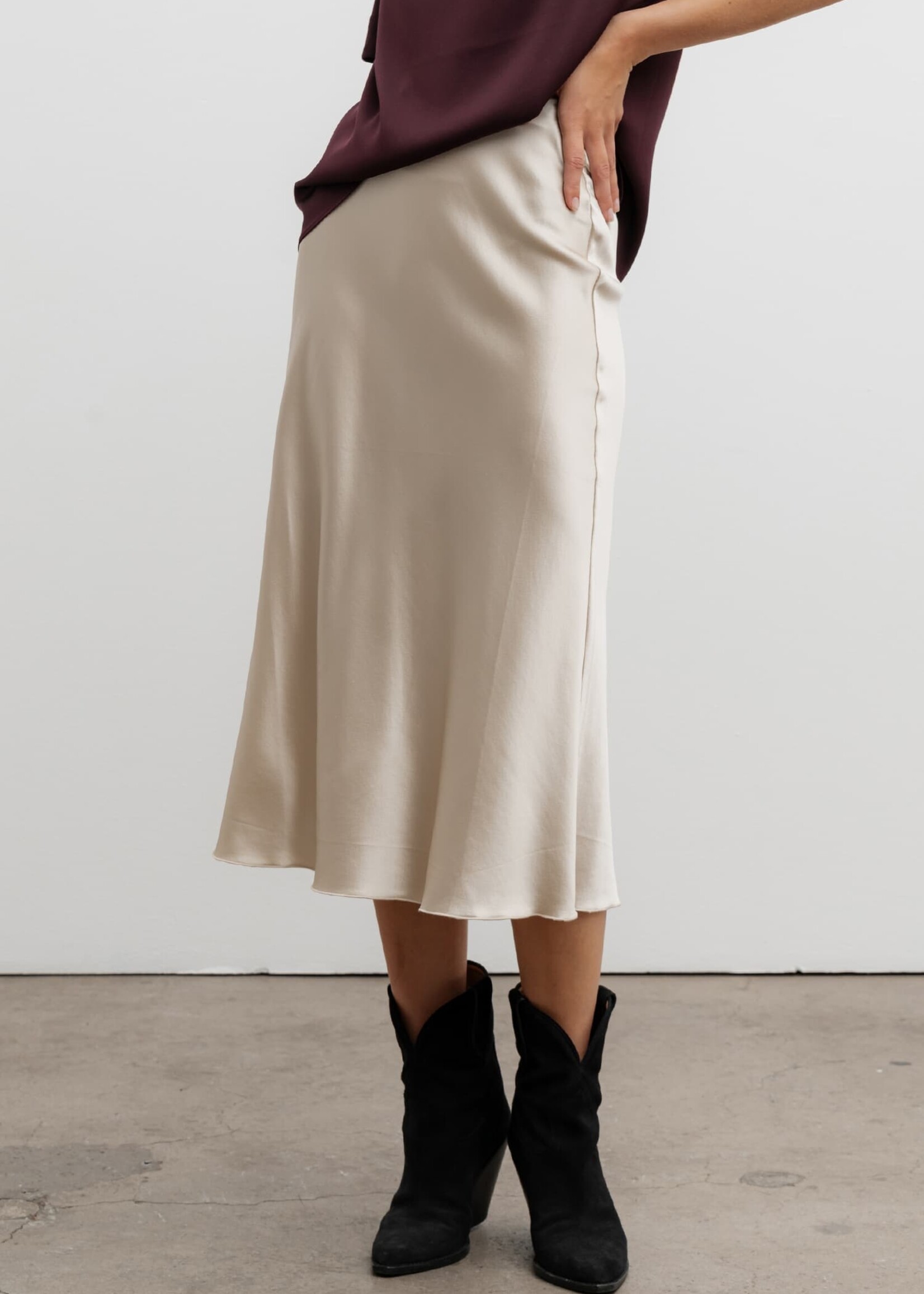 Ahlvar Gallery Hana Satin Skirt - Cream
