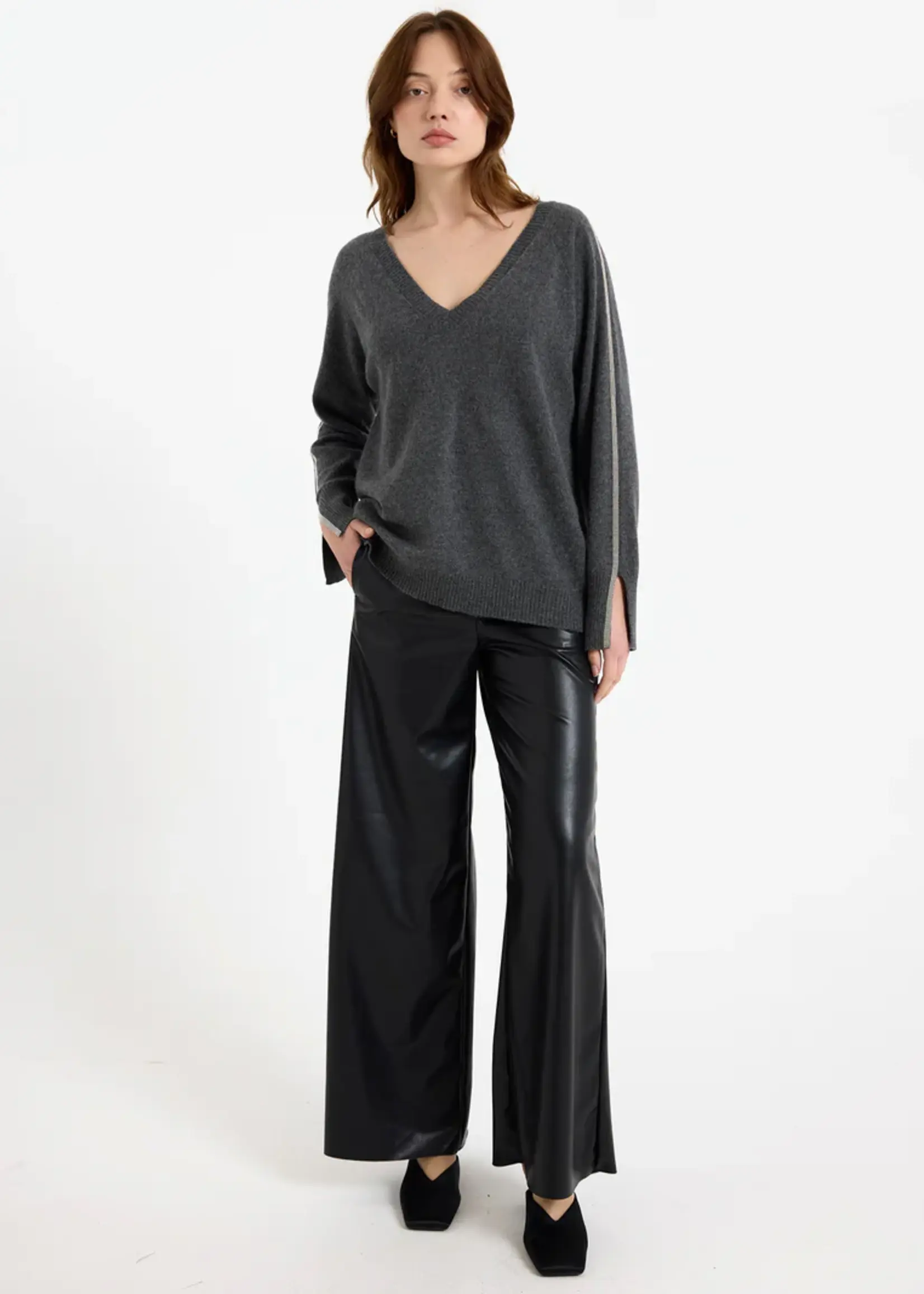 Brodie Glitz Split Cuff Relaxed Pull V- Derby Grey