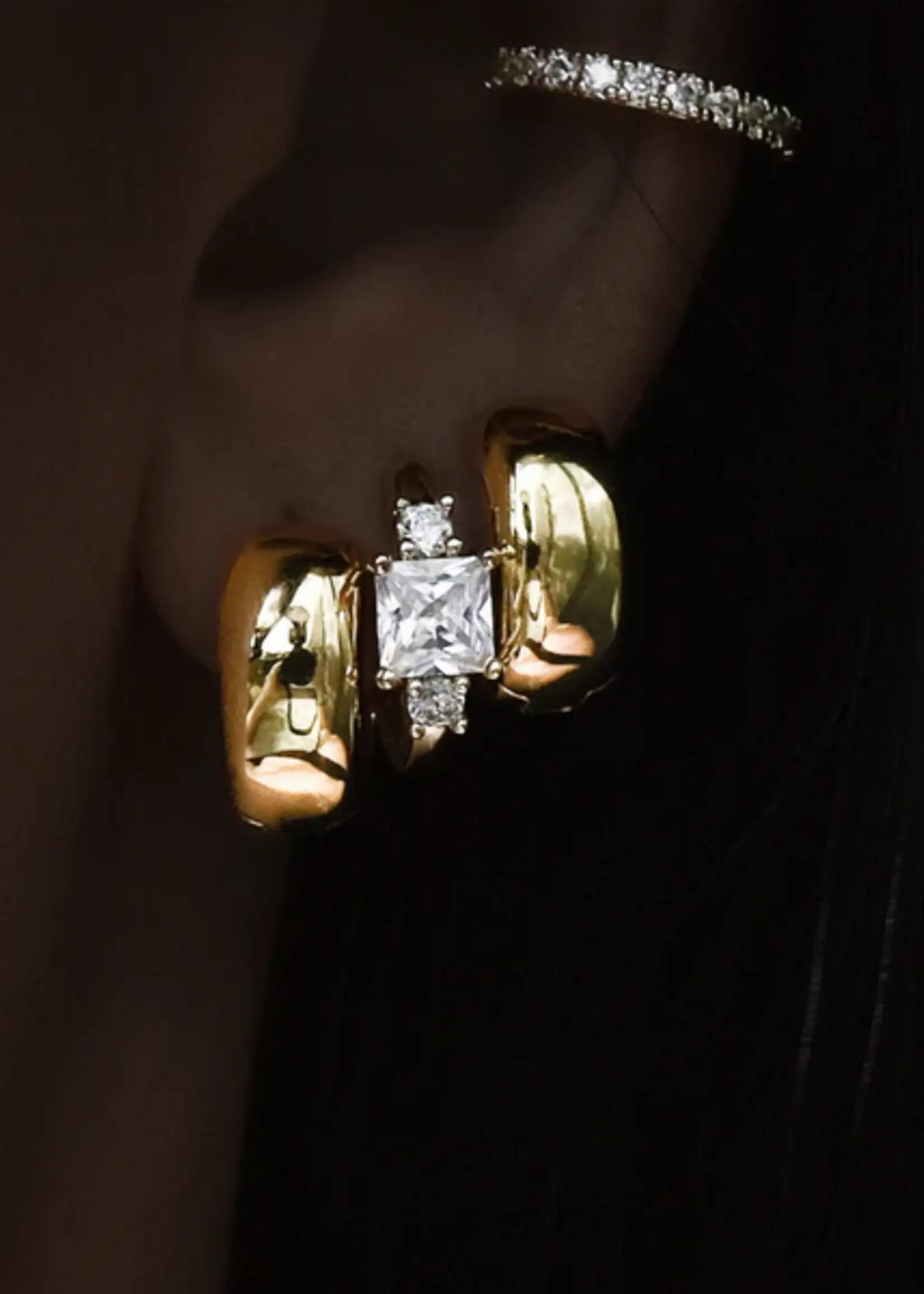 Billion Avenue AMY Earring - Gold