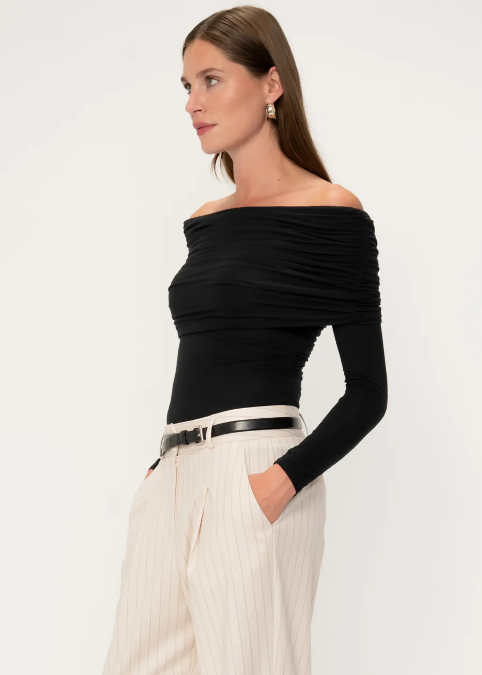 Viveh BOXUS - Off Shoulder Top - Black