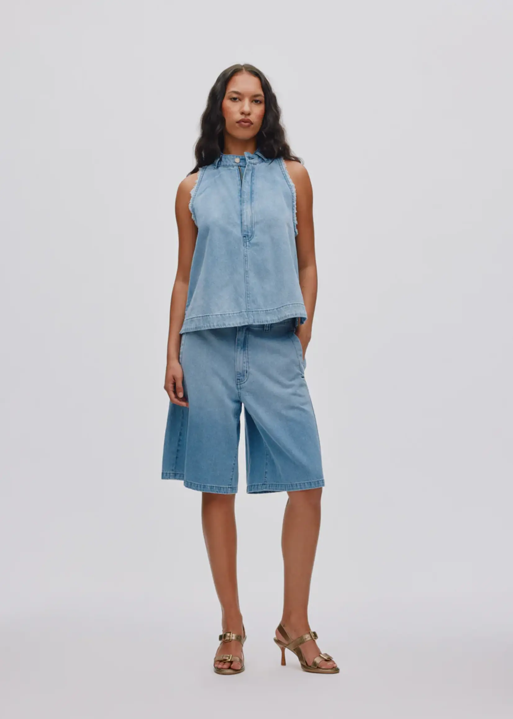 Rabens Saloner RAHA - Light Denim Wide Shorts - Light washed denim