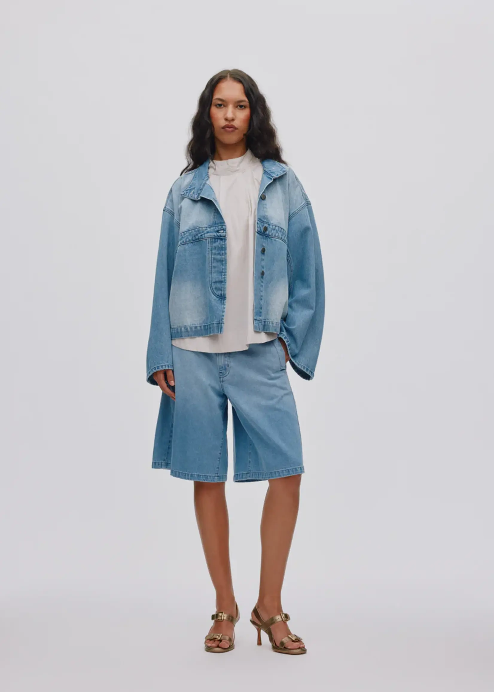 Rabens Saloner RAHA - Light Denim Wide Shorts - Light washed denim