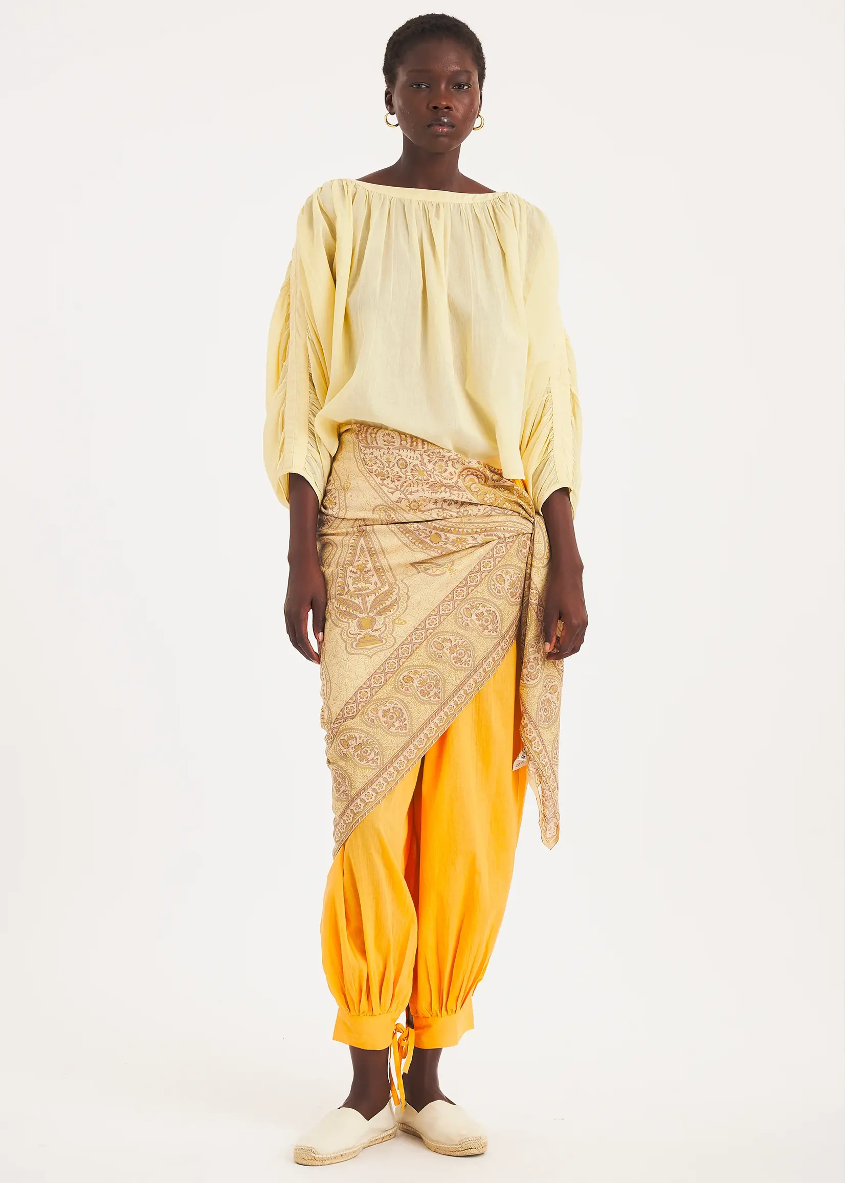 Antik Batik Tajara Square - Kaki