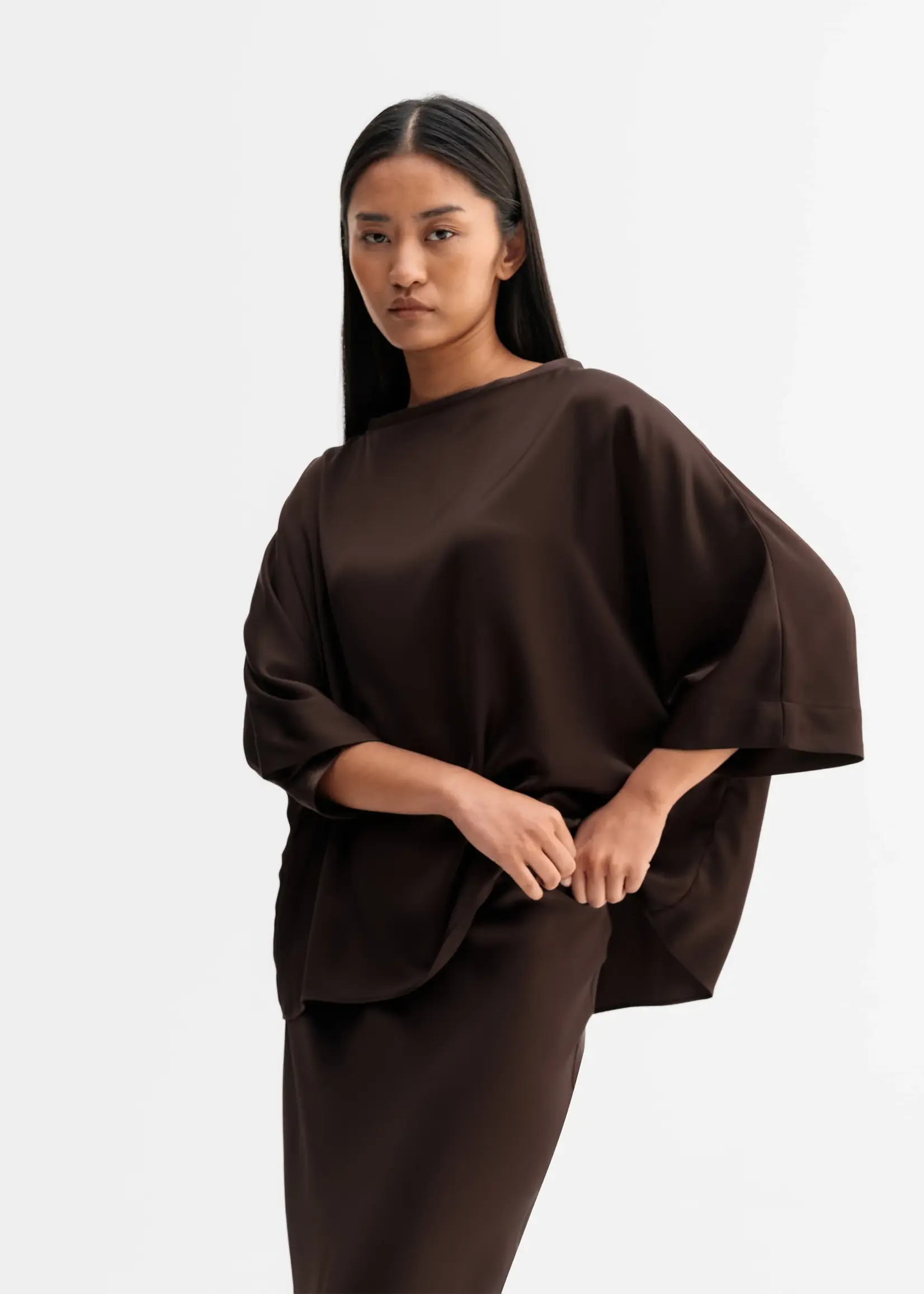 Ahlvar Tori satin tee - Dark brown acetate